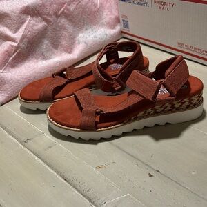 Resell of 4 pairs women’s sandals